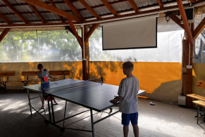 dzieci grają w tenisa stołowego