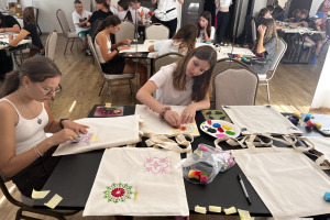 grupa dzieci wykonuje prace plastyczne