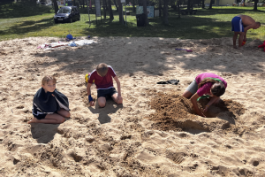 dzieci bawią się w piasku