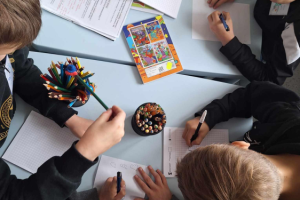 dzieci piszą na kartkach