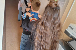 dzieci idą w rzędzie