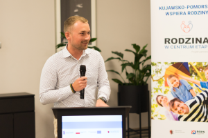 mężczyzna z mikrofonem przemawia