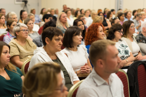 ludzie siedzą na krzesłach