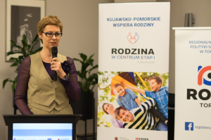 kobieta z mikrofonem przemawia