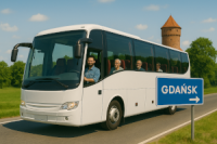 drogowskaz na Gdańsk na tle autokaru