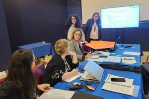 ludzie siedzą przy stołach