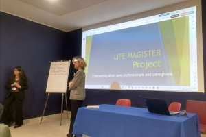 dwie kobiety stoją na tle ekranu