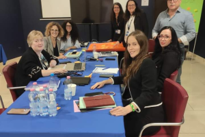 ludzie siedzą przy stole