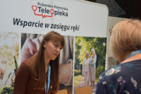 dwie osoby rozmawiają