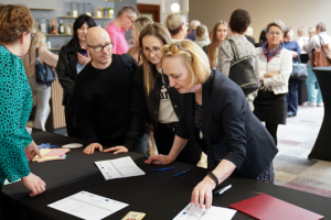 kobieta pochyla się nad biurkiem