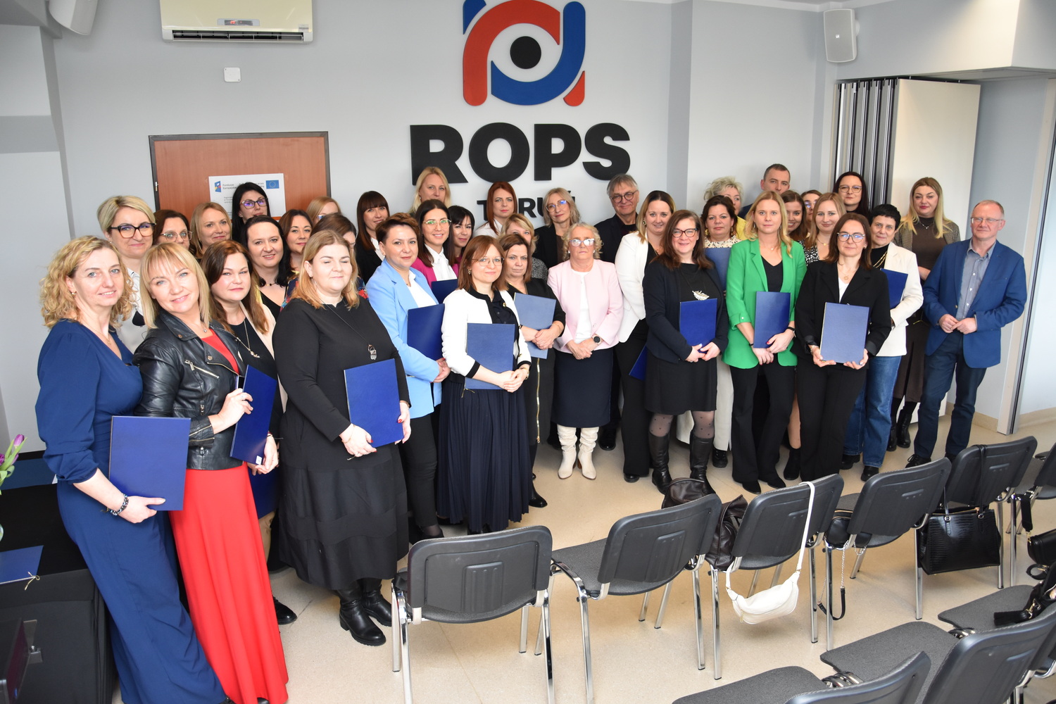 Pracownicy socjalni po odebraniu dyplomów specjalizacji II stopnia