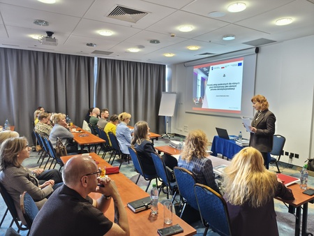 Uczestnicy szkolenia ROPS słuchają ekspertki