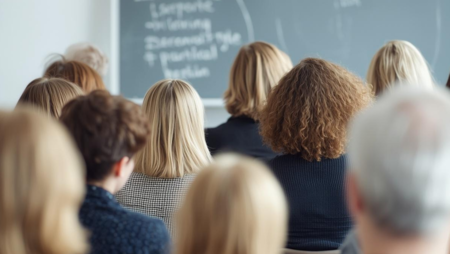 Grupa ludzi podczas szkolenia