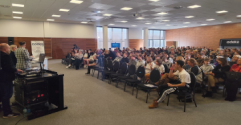 Podsumowanie konferencji „Młodzi cyfrowi. Współczesne zagrożenia dla pokoleń Z i Alfa” zorganizowanej dla uczestników projektów „Trampolina 4 – etap I” oraz „Wykluczenie – nie ma MOWy! 2 – etap I”